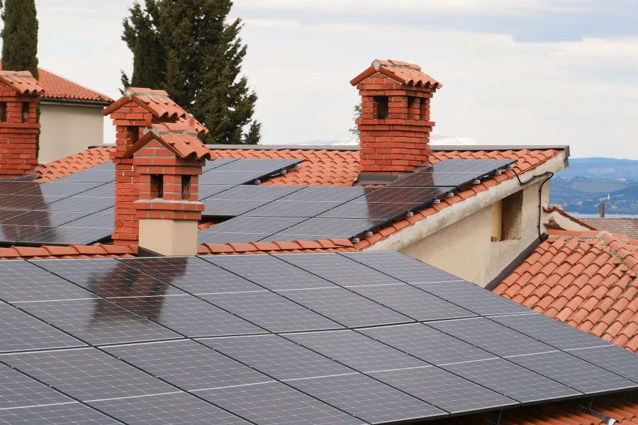 Installazione di pannelli solari su una copertura residenziale