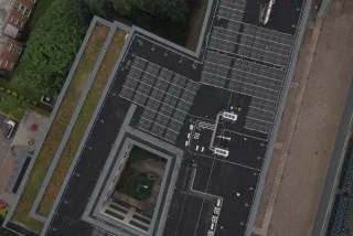 Impianto fotovoltaico su tetto piano